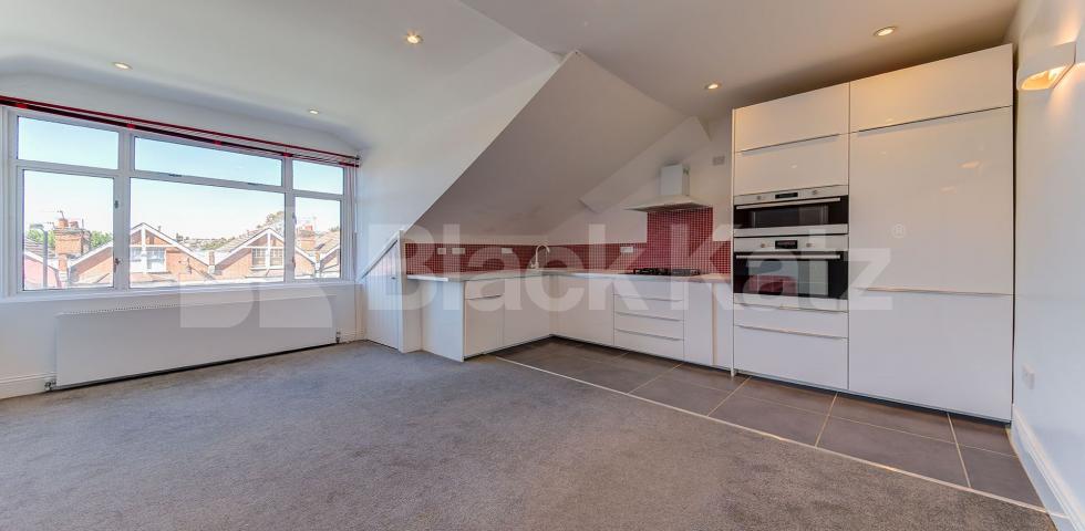 			New Instruction! Private balcony!, 1 Bedroom, 1 bath, 1 reception Flat			 Ferme Park Road , Crouch End